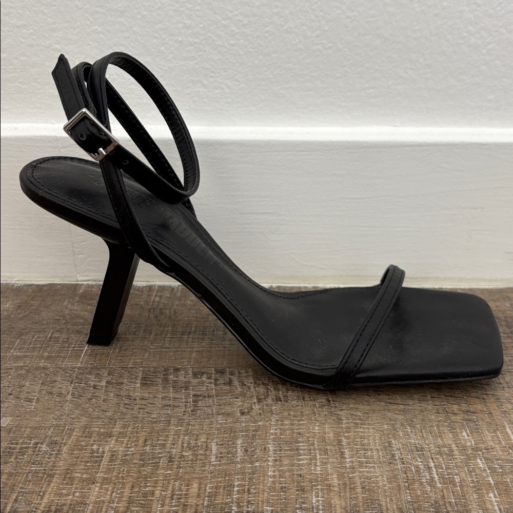 STEVE MADDEN Black minimal sq toe strappy sandal